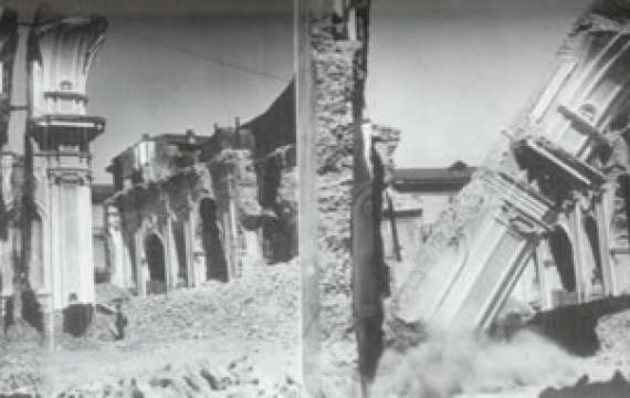 <p>Piazza Roma - E' l'11 aprile 1927, l'antica chiesa del Gesù sta per cadere definitivamente sotto i colpi di piccone per far posto alla Grande Piazza. Erano le 14.00 precise di una giornata calda ed afosa.</p>