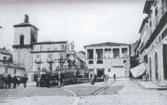 <p>Piazza Orsini in una cartolina dei prima anni del secolo (ed. Campassi e Diena - Torino). Gli edifici sullo sfondo, molto caratteristici, furono distrutti durante i bombardamenti del 1943 e non più ricostruiti.</p>