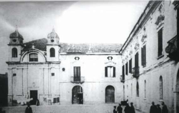 <p>Piazzetta Vari con Palazzo De Simone (ex Collegio La Salle) all'inizio del secolo. La piazzetta dopo vari rifacimenti è stata recentemente riportata alla sua struttura originaria.</p>
