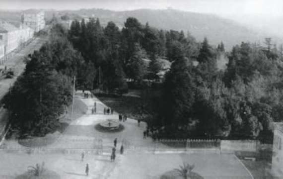 <p>La Villa Comunale negli anni '20. SUllo sfondo si nota la collina della Pace Vecchia quando non era stata ancora aggredita dalla cementificazione.</p>