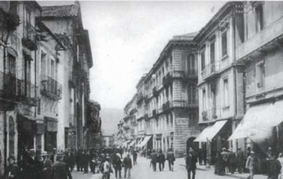 <p>Corso Garibaldi all'inizio del secolo scorso. Si nota sulla sin. la Chiesa di S.Anna e sulla destra l'edicola Podio, la più antica rivendita di giornali e riviste della città.</p>