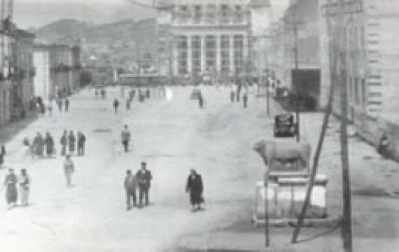 <p>Negli anni 40' Viale San Lorenzo con, in fondo la Basilica delle Grazie. Si nota sulla destra il famoso ue apis.</p>