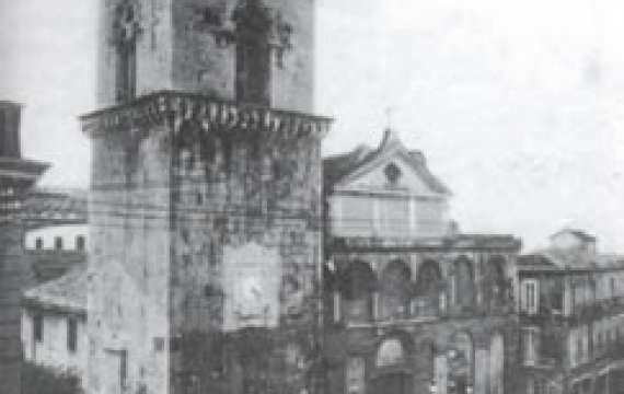 <p>Il Duomo di Benevento negli anni Venti; nella piazza antistante si notano le carrozzelle. Il palazzo sulla destra sarà distrutto unitamente al Duomo durante i bombardamenti del settembre '43.</p>