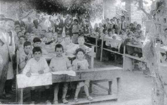 <p>Gli orfanelli dell'Istituto Vittorio Emanuele II durante una visita del podestà Donisi negli anni '30.</p>