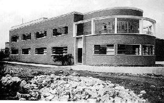 <p>La scuola elementare G.Mazzini appena costruita nel 1936 su progetto dell'arch. Frediano Frediani in una P.za Risorgimento che, come si vede, ï¿½ del tutto inesistente. L'attuale via Perasso (sulla sinistra) allora era ancora un viottolo (agenda '99)</p>