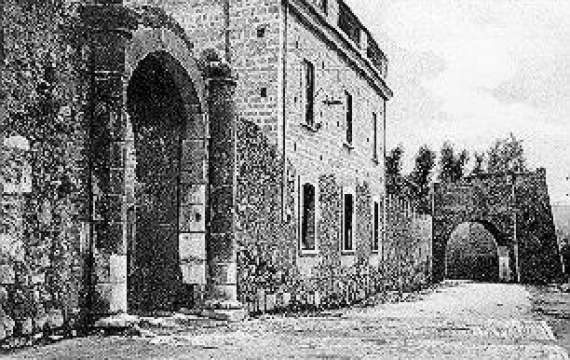 <p>Viale Torre della Catena: resti di Castello medievale presso Port'Arsa (agenda 2000)</p>